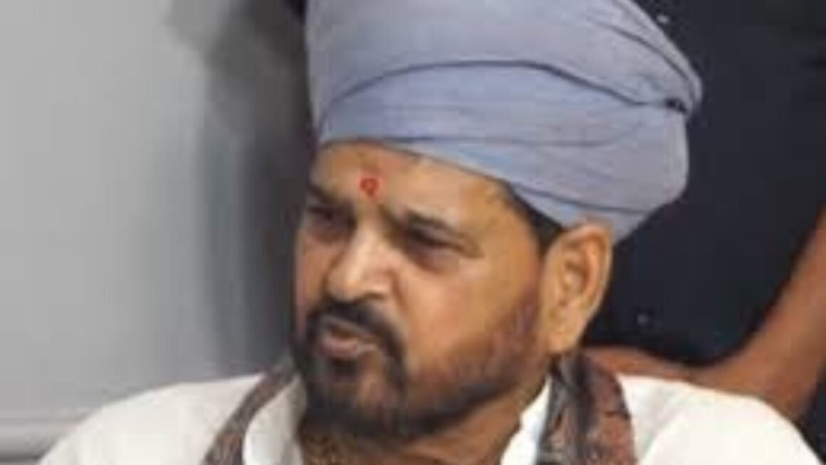 भा.ज.पा के पूर्व सांसद बृजभूषण सिंह ने यूपी की राजनीति और विधायकों की स्थिति पर तंज कसा, कहा- “सारा पावर एक जगह सिमट गया है”