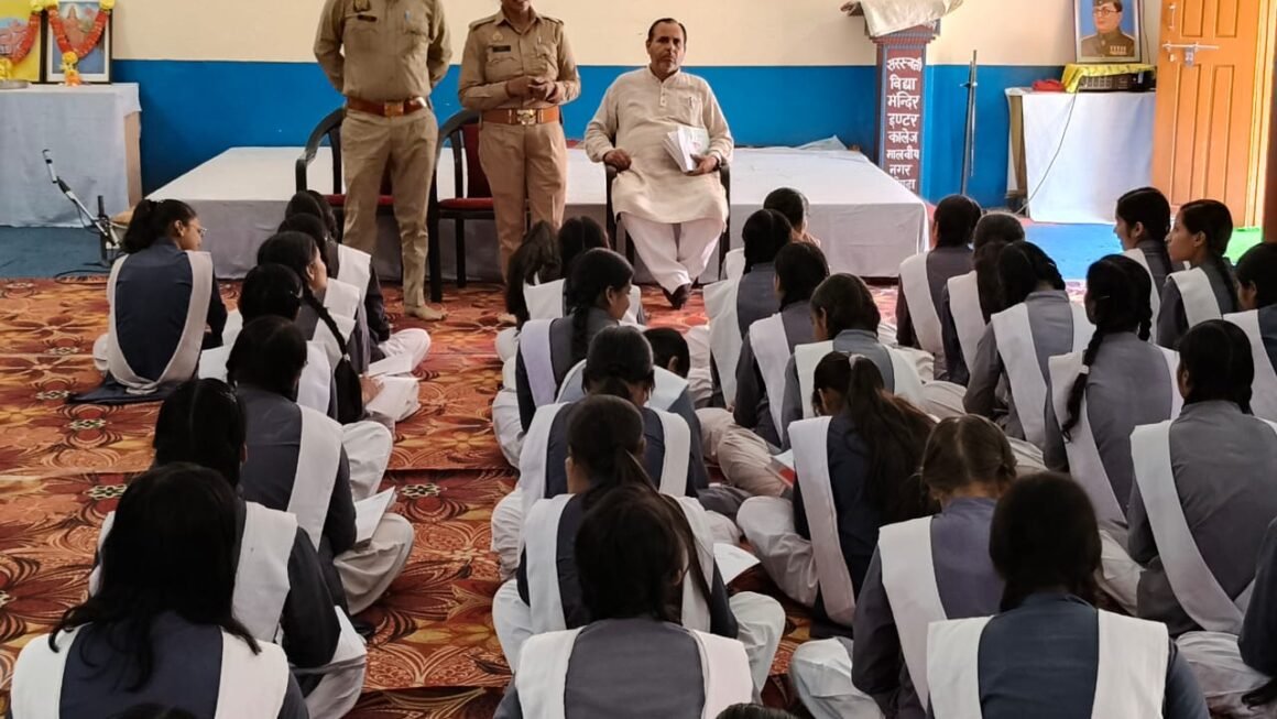 गोण्डा में मिशन शक्ति अभियान के तहत एंटी रोमियो स्क्वाड की कार्यवाही: 158 शोहदों को रेड कार्ड, 11,500 से ज्यादा महिला-छात्राओं से लिया गया फीडबैक