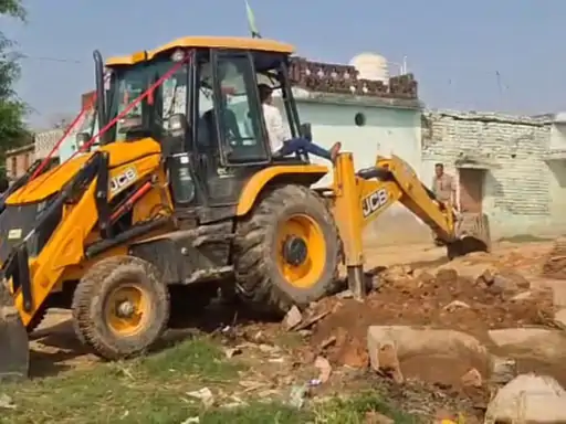 सरकारी जमीन पर बने अवैध मकानों पर चला बुलडोजर:ग्रामीणों के विरोध पर टीम हुई वापस, एसडीएम ने कहा- आगे भी होगी कार्रवाई