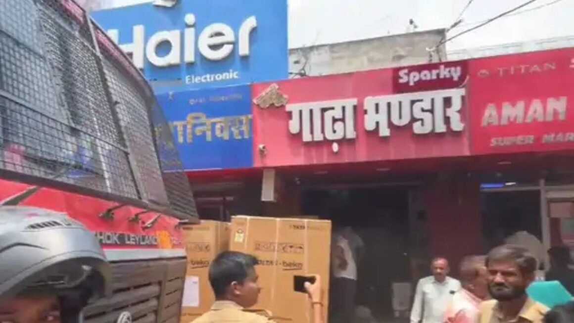 गोंडा में कपड़े के गोदाम में शॉर्ट सर्किट से आग, लाखों का नुकसान; एक घंटे में आग पर काबू