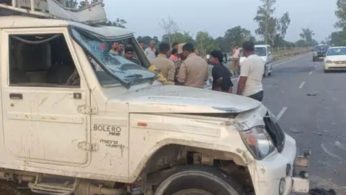 गोंडा में सड़क हादसा: पिकअप का एक्सेल टूटा, डिवाइडर से टकराई; एक की मौत, पांच मजदूर घायल