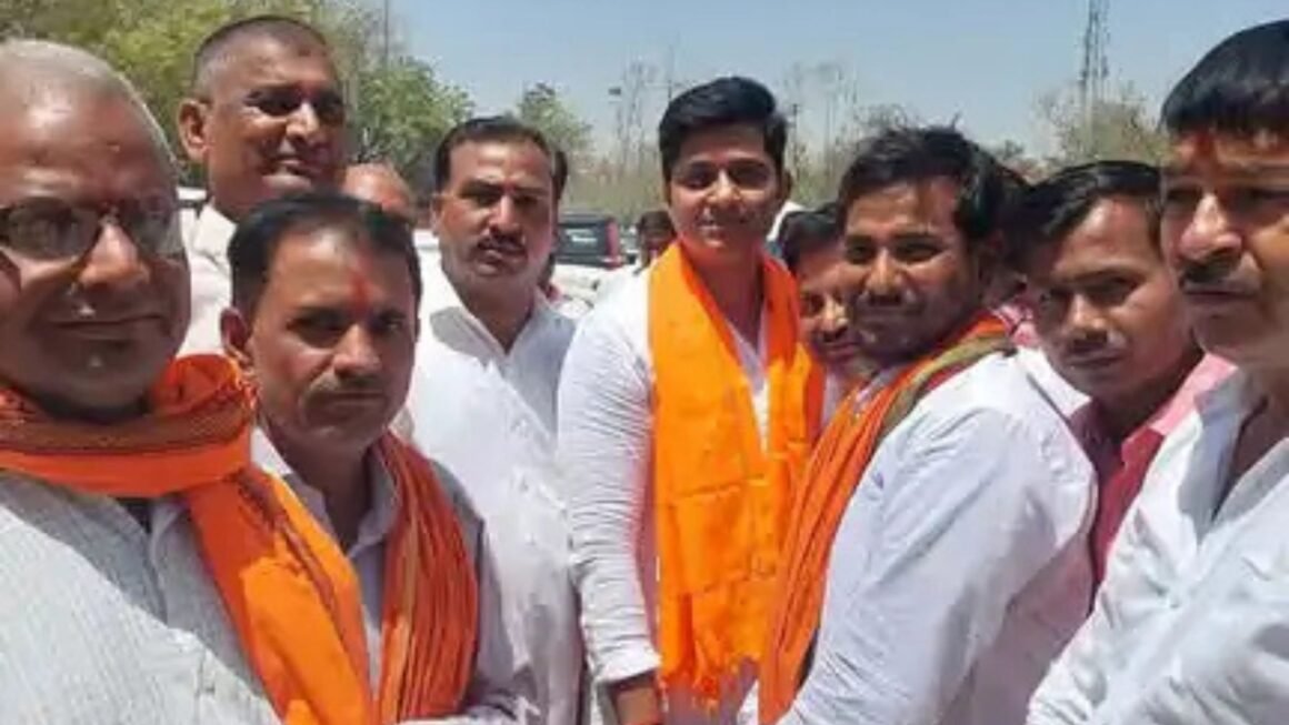 विधायक पुत्र ने किया कोचवा घुचुवापुर का दौरा: ग्राम प्रधान और ग्रामीणों से की मुलाकात, सड़क निर्माण समेत विकास कार्यों पर चर्चा