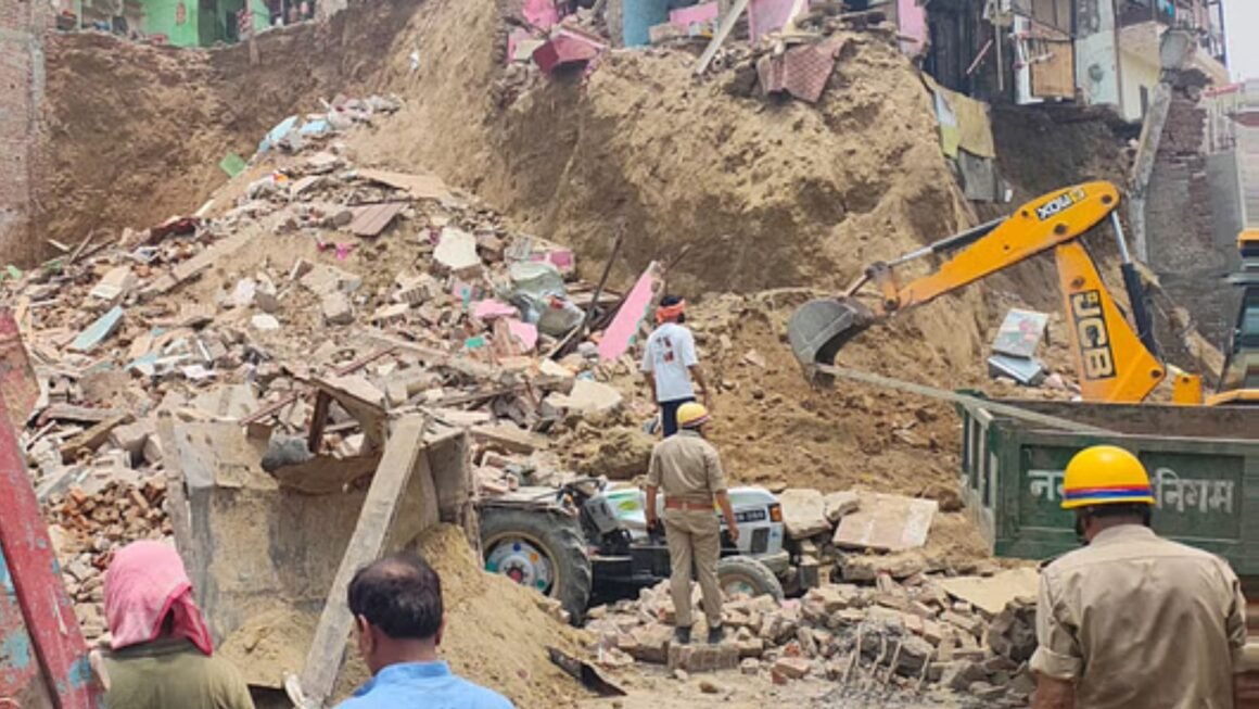 UP: मथुरा में बड़ा हादसा…टीला खिसकने से तीन मकान गिरे, प्रत्यक्षदर्शी बोले- बच्चे समेत कई लोग मलबे में दबे