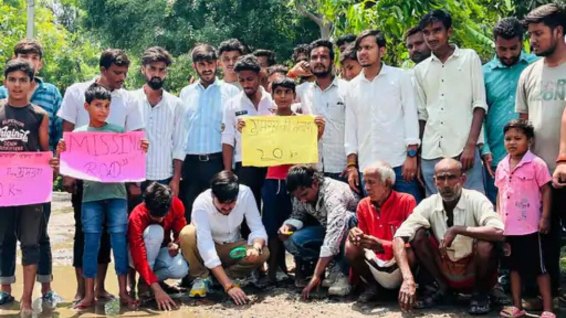 गोंडा में लेंस लेकर सड़क खोजते दिखे छात्र पंचायत के कार्यकर्ता: 11 साल से 20 KM लंबी सड़क अधूरी, कीचड़ और गड्ढों में तब्दील