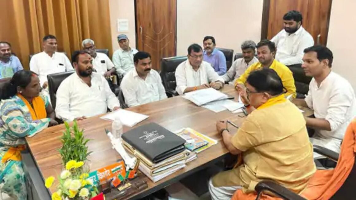 बीजेपी एमएलसी विजय बहादुर पाठक ने की विधानसभा वार संगठन समीक्षा: गोंडा में जनप्रतिनिधियों और कार्यकर्ताओं के साथ की बैठक