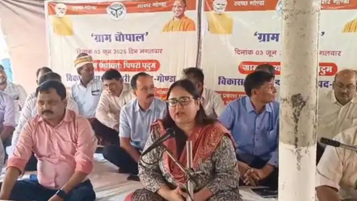गोंडा में शुरू हुई ग्राम चौपाल 3.0: डीएम ने जमीन पर बैठकर सुनीं ग्रामीणों की समस्याएं, मौके पर हुआ समाधान