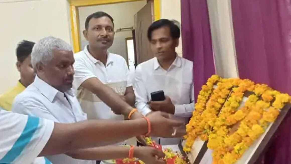 मनकापुर में डॉ. श्यामा प्रसाद मुखर्जी की जयंती पर श्रद्धांजलि कार्यक्रम: विधायक रमापति शास्त्री ने किया माल्यार्पण