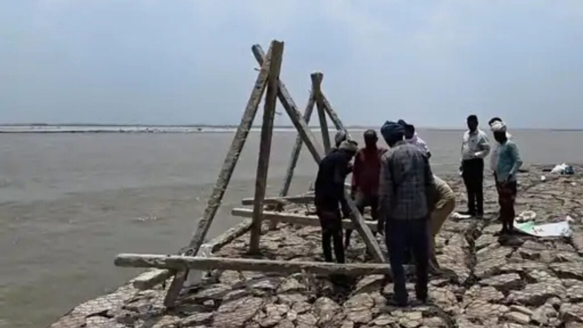 घाघरा नदी का जलस्तर 19 सेंटीमीटर घटा: बैराजों से छोड़ा गया 3.39 लाख क्यूसेक पानी, तटीय इलाकों में तेज हुई कटान