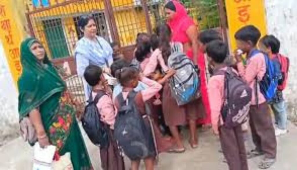 यूपी के 5000 स्कूलों के मर्जर पर हाईकोर्ट की टिप्पणी: अंतरिम रोक से इनकार, सीतापुर में यथास्थिति बनाए रखने का आदेश