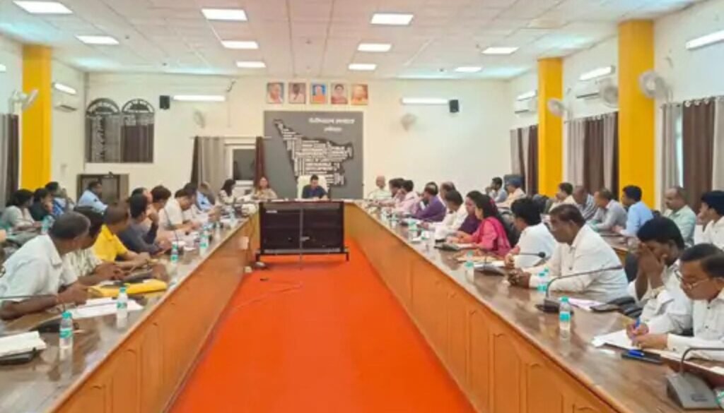 कमिश्नर ने देवीपाटन मंडल की मंडलीय समीक्षा बैठक की: बॉर्डर इलाकों पर विशेष निगरानी और विकास कार्यों में तेजी के निर्देश