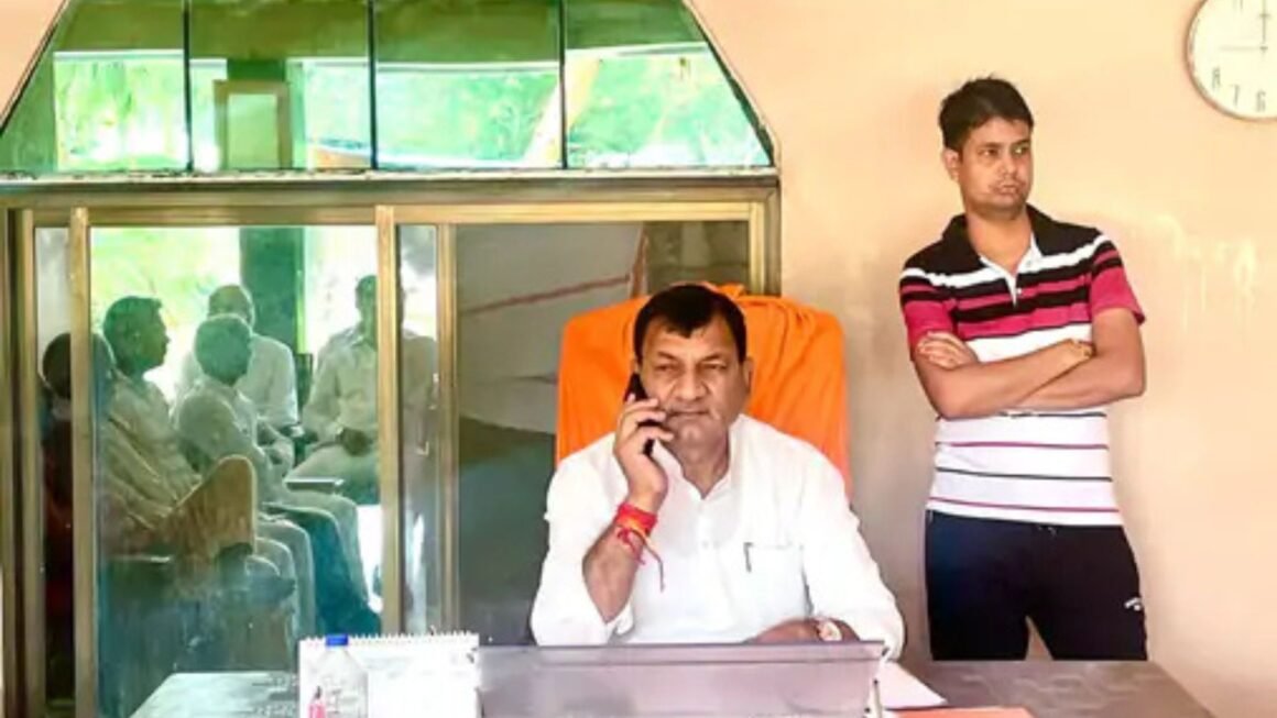 गोंडा में यूरिया खाद की किल्लत से किसान परेशान: भाजपा विधायक ने कृषि मंत्री को लिखा पत्र, समितियों में लग रही लंबी लाइनें