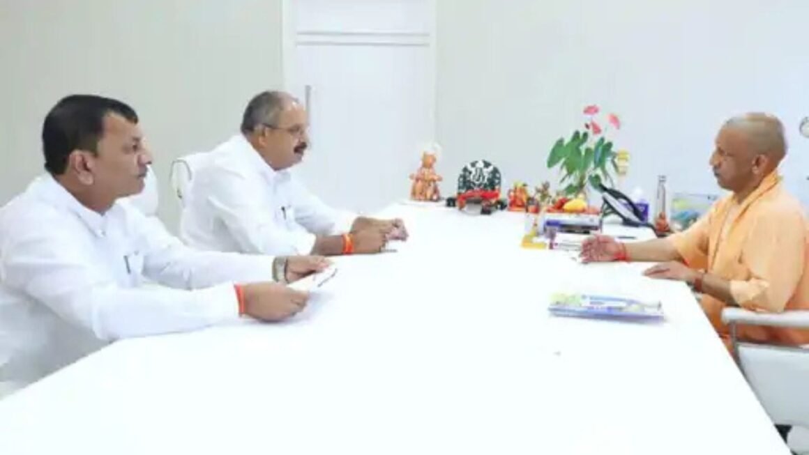 यूरिया की किल्लत पर सीएम योगी से मिले गोंडा के विधायक, किसानों को आश्वासन- खाद की कमी नहीं होगी