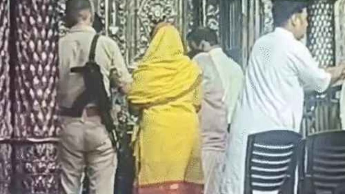 मथुरा: बांके बिहारी मंदिर में AK-47 लेकर घूमते नजर आए पुलिसकर्मी, VIP गेस्ट के लिए फोटो-वीडियो भी बनवाया