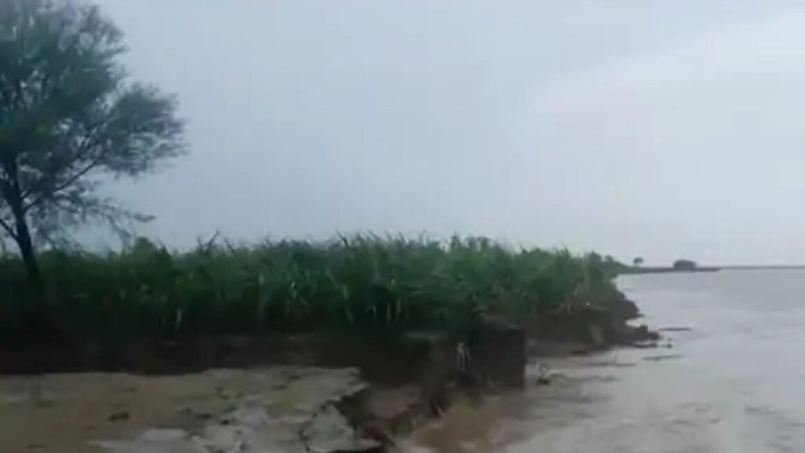 सरयू और घाघरा नदी के बढ़ते जलस्तर से बढ़ा खतरा, डीएम ने सर्वे कराकर पीड़ित किसानों को जल्द मुआवजा देने का आदेश दिया