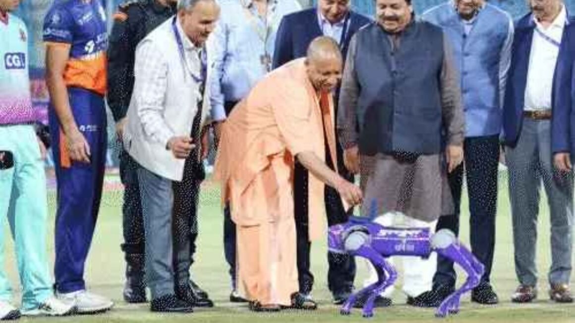 यूपी T-20 फाइनल: सीएम योगी ने उछाला टॉस, बोले- BCCI उत्तर प्रदेश को दें 2 टीमें; मेरठ ने काशी को दिया 145 रन का लक्ष्य
