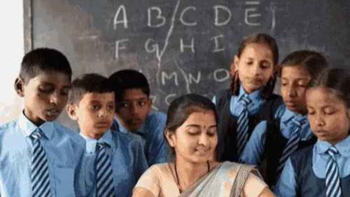 यूपी में 2 लाख शिक्षकों की नौकरी खतरे में: अब TET पास करना अनिवार्य, नहीं तो चलेगी जांच