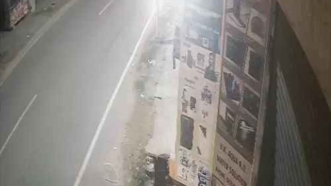 गोंडा में डीसीएम से टकराकर कार पलटी, सीसीटीवी में कैद हुई दर्दनाक घटना, दो युवक अस्पताल में भर्ती