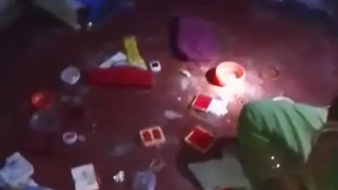 गोंडा के उल्टाहव माझा गांव में चोरी का सनसनीखेज मामला: लाखों के जेवरात और नकदी लूटे गए, घर में बिखरे खाली ज्वेलरी डिब्बे