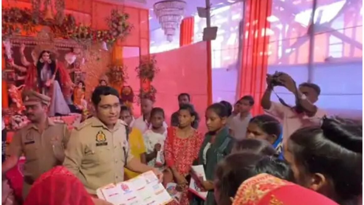 गोंडा में दुर्गा पंडाल का निरीक्षण: एसपी विनीत जायसवाल ने सुरक्षा व्यवस्था का लिया जायजा, महिलाओं को दी सुरक्षा टिप्स