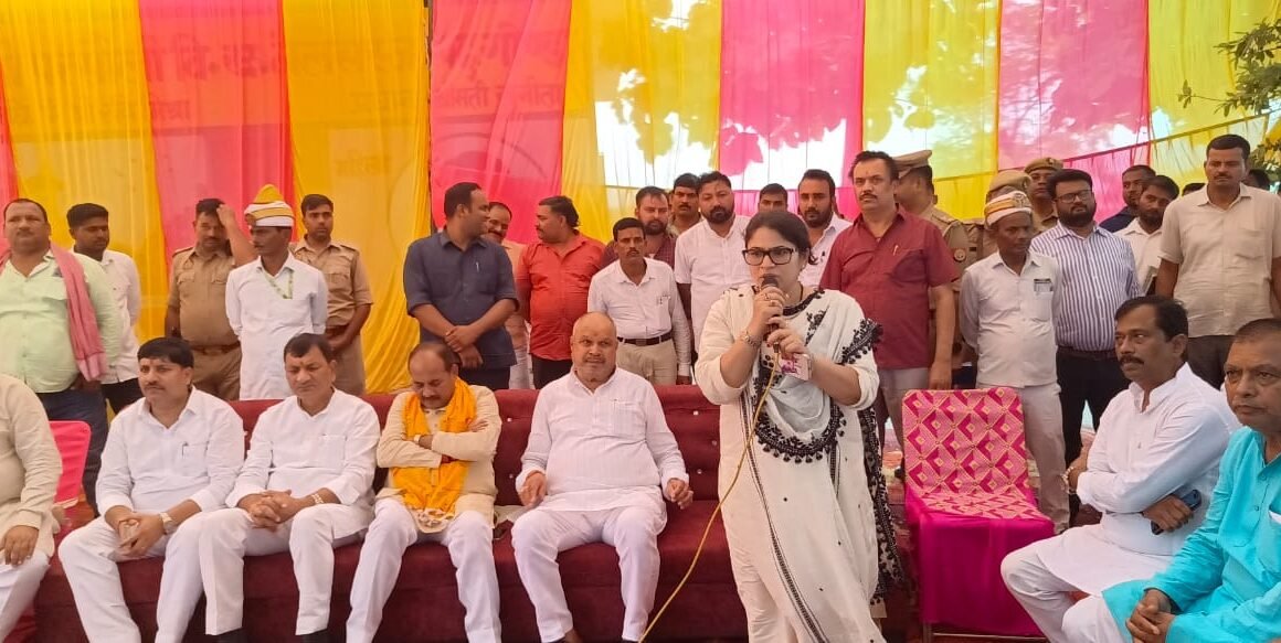 गोंडा: बाढ़ प्रभावित गांवों में राहत सामग्री का वितरण, प्रभारी मंत्री दारा सिंह चौहान ने किया निरीक्षण
