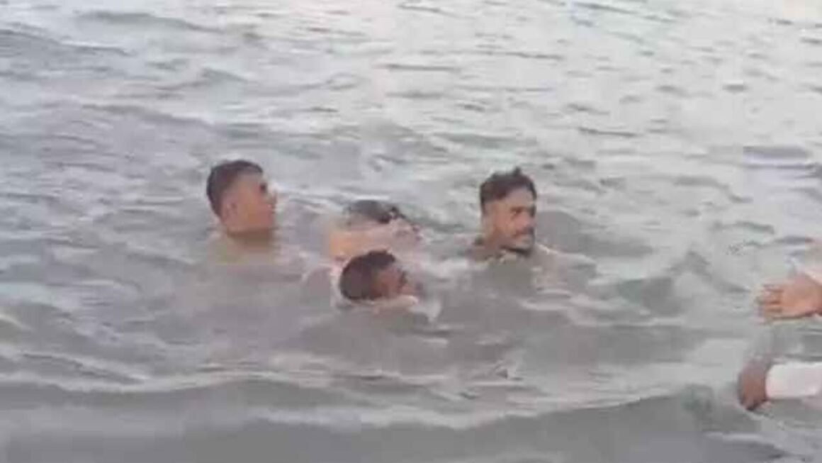 मध्य प्रदेश के जामली गांव में दुर्गा प्रतिमा विसर्जन के दौरान पलटी ट्रॉली, तालाब में डूबे 35 से 40 लोग; ग्रामीणों ने किया रेस्क्यू, सीएम ने की मुआवजे की घोषणा