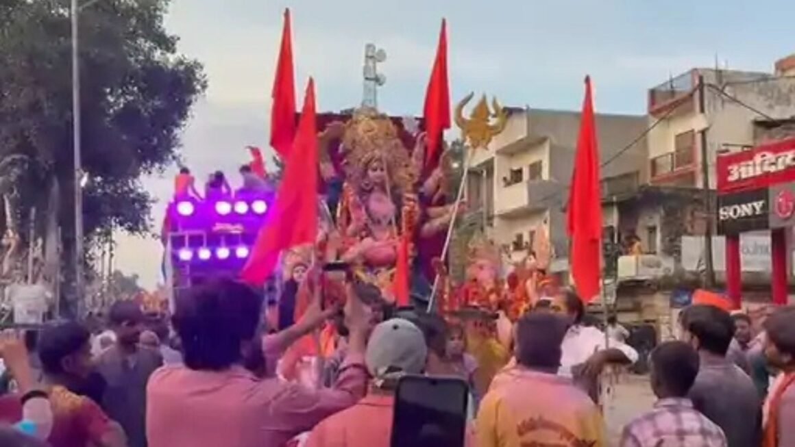 गोंडा में कड़ी सुरक्षा के बीच दुर्गा प्रतिमाओं का विसर्जन: अब तक 600 से अधिक मूर्तियां विसर्जित, आज 1500 से अधिक प्रतिमाओं का होगा विसर्जन