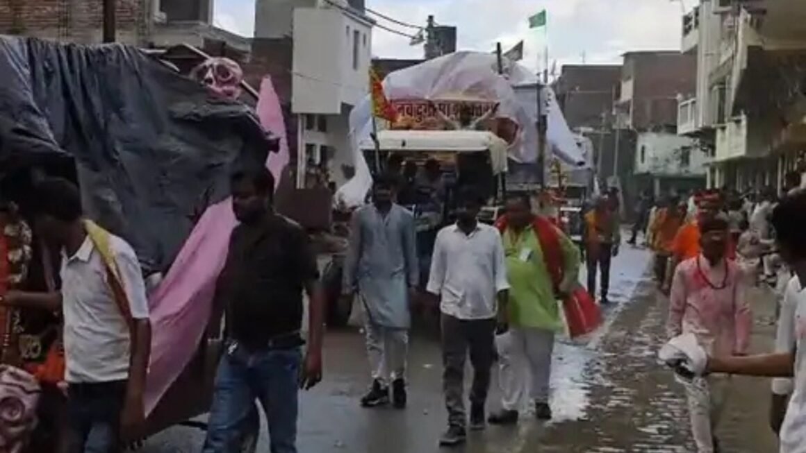 35 सालों से परंपरा के अनुसार दूसरे दिन होती है विसर्जन यात्रा, भारी पुलिस बल और ड्रोन निगरानी के बीच श्रद्धालुओं ने मां दुर्गा को दी विदाई