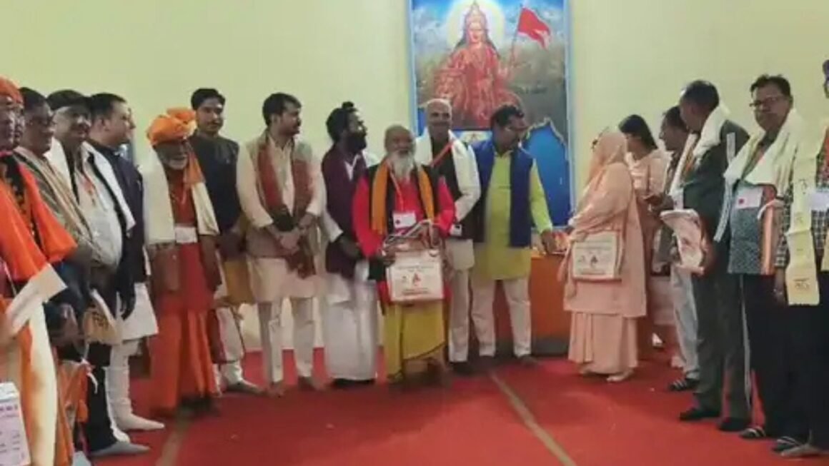 गोंडा से 104 श्रद्धालु अयोध्या रवाना: श्रीराम मंदिर में धर्म ध्वजारोहण के ऐतिहासिक कार्यक्रम में होंगे शामिल