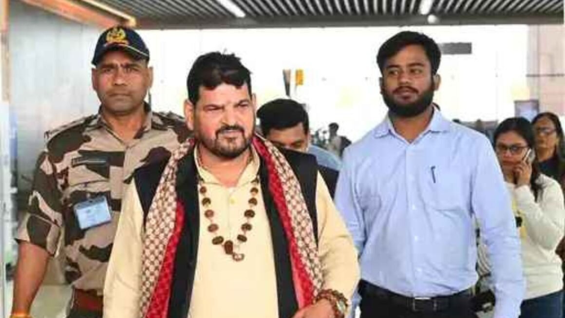 पूर्व सांसद बृजभूषण का आरोप— खाद्य विभाग शिकायत पर पैसे लेकर लौट जाता है; हुमायूं कबीर के बयान पर भी किया पलटवार