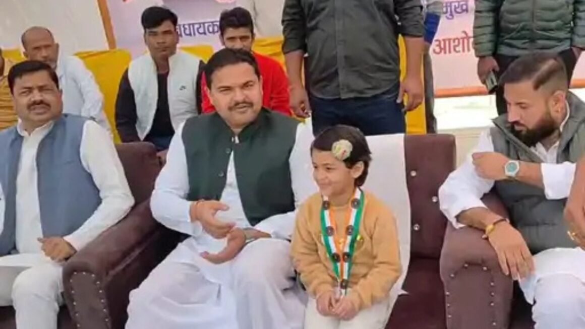 गोंडा की 4 वर्षीय आद्या मिश्रा ने बनाया इंडिया बुक ऑफ रिकॉर्ड, संविधान की प्रस्तावना 38 सेकेंड में सुनाई