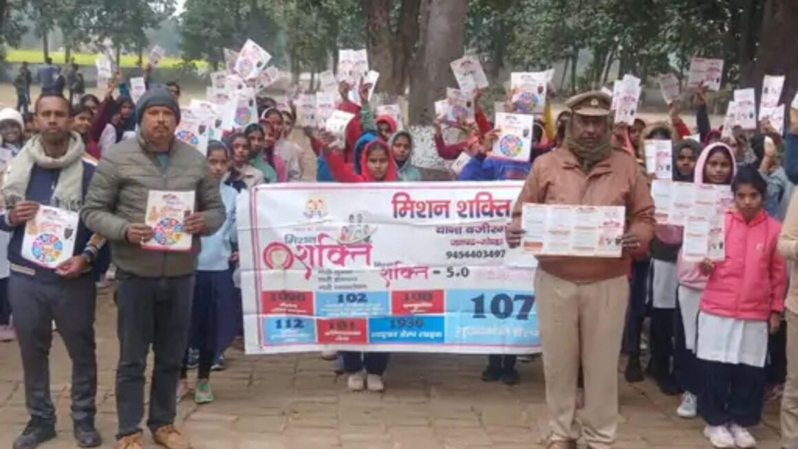 एंटी रोमियो टीम ने छात्राओं से किया संवाद, गुड-बैड टच की दी जानकारी