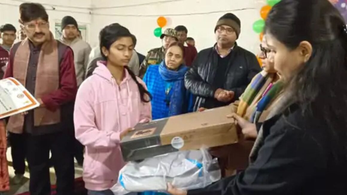 कोविड में अनाथ हुए 19 बच्चों को मिले लैपटॉप, वीर बाल दिवस पर गोंडा DM ने किया सम्मान