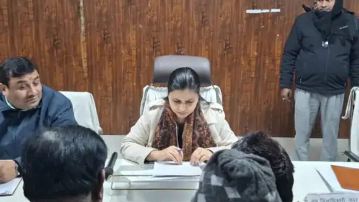 समाधान दिवस से गायब 6 अधिकारी पड़े भारी: CDO अंकिता जैन ने रोका वेतन, नोटिस जारी कर मांगा जवाब