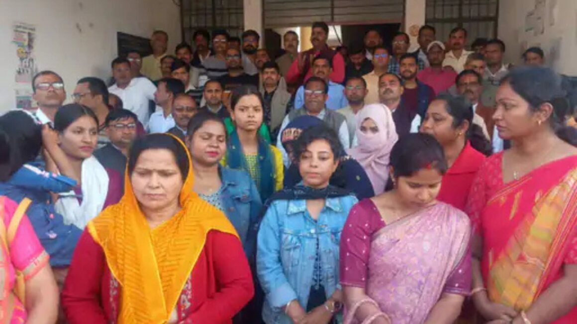 TET अनिवार्यता पर भड़के शिक्षक! गोंडा में बीएसए ऑफिस से डीएम कार्यालय तक पैदल मार्च, सरकार को दी आंदोलन की चेतावनी