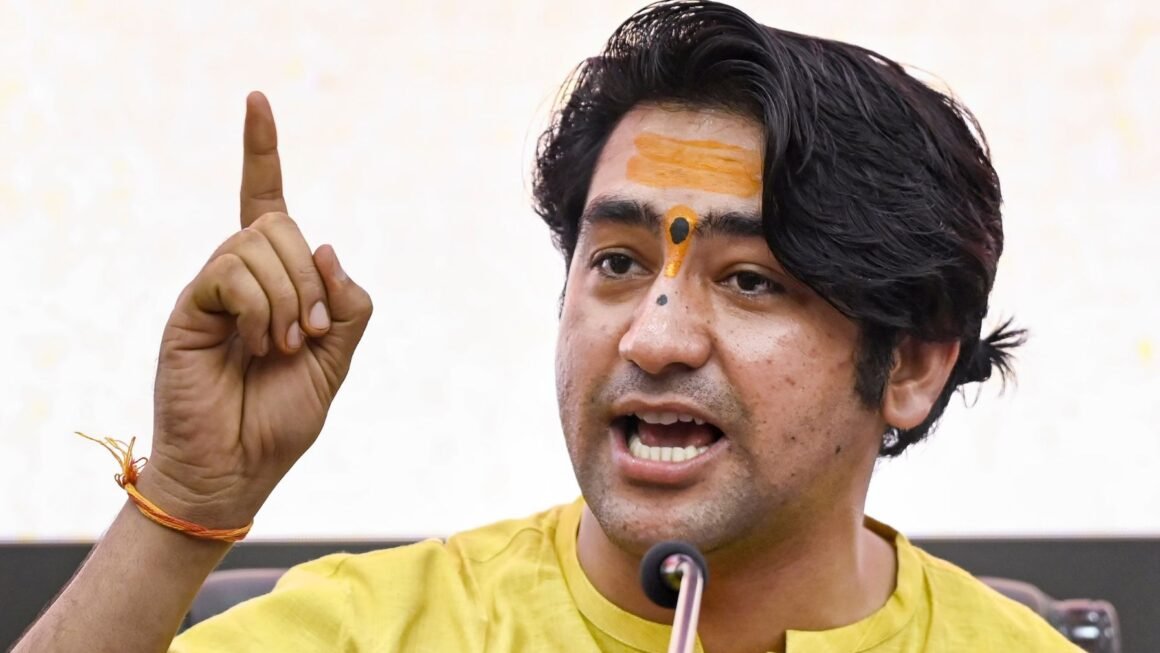 “दुनिया में अशांति, भारत मुस्कुरा रहा” — वाराणसी पहुंचे धीरेंद्र कृष्ण शास्त्री का बड़ा बयान, ट्रंप को बताया भरोसेमंद नहीं