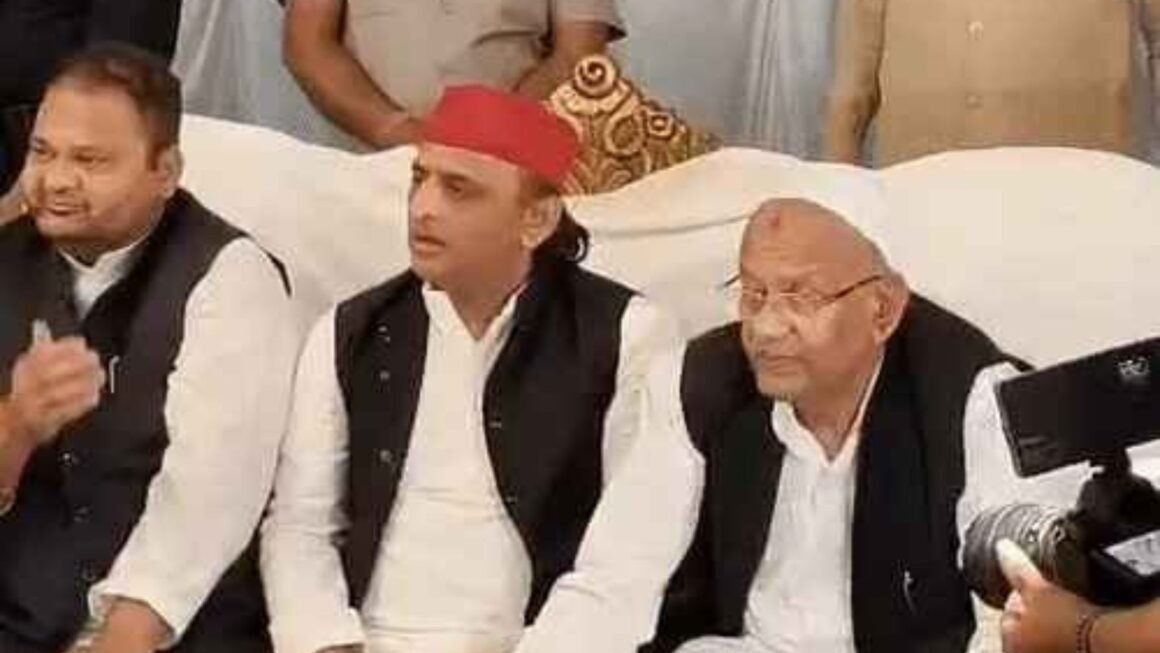 लखनऊ की इफ्तार पार्टी में अखिलेश यादव का अलग अंदाज! खजूर खाकर रोजा खोला, सेल्फी ले रहे लोगों से बोले—“फोटो अच्छी आ रही है?”