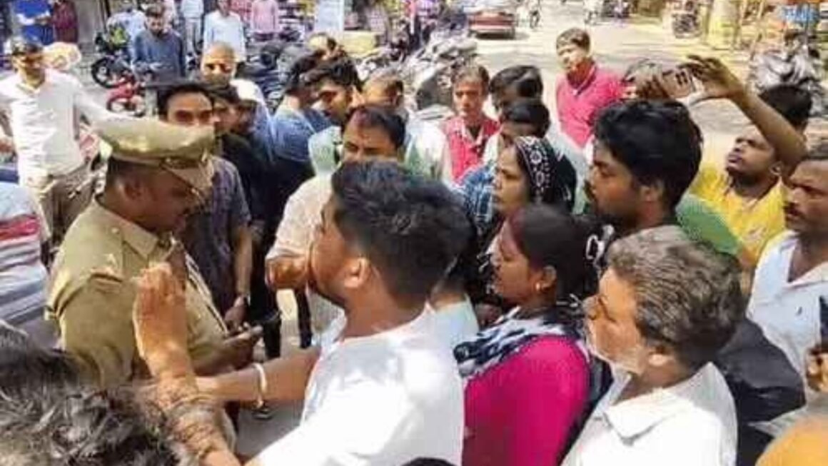 गैस सिलेंडर नहीं मिला तो फूट पड़ा गुस्सा: लखनऊ के हुसड़िया चौराहे पर 100 लोग सिलेंडर लेकर सड़क पर उतरे, लगा लंबा जाम