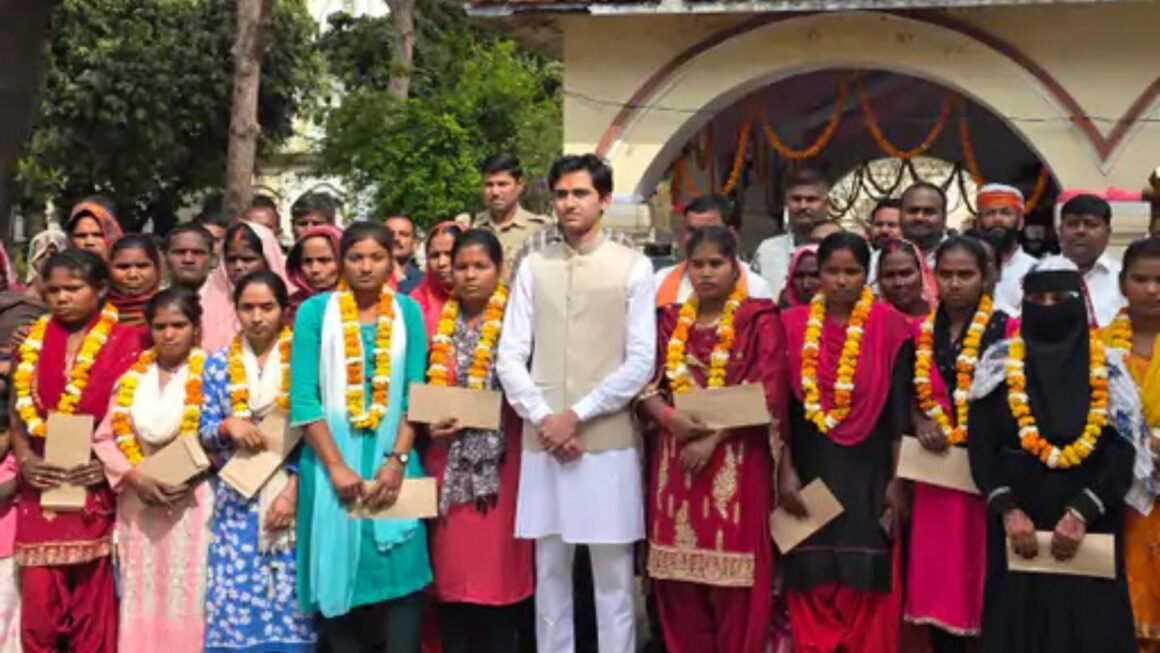 पिता का अधूरा संकल्प बेटे ने किया पूरा! 21 गरीब बेटियों की शादी के लिए लाखों की मदद