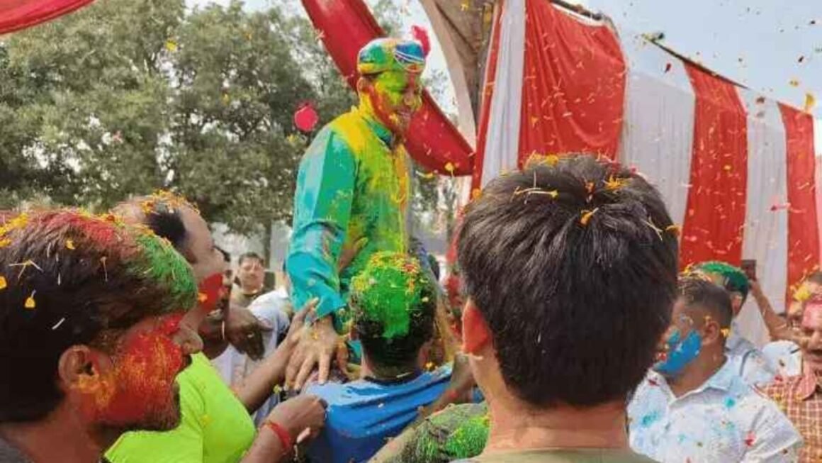 ‘प्रखंड हो या जिला…’ गाने पर झूमे गोंडा एसपी: पुलिसकर्मियों ने कंधे पर बैठाकर कराया डांस, होली समारोह में IG-DM भी रंगे