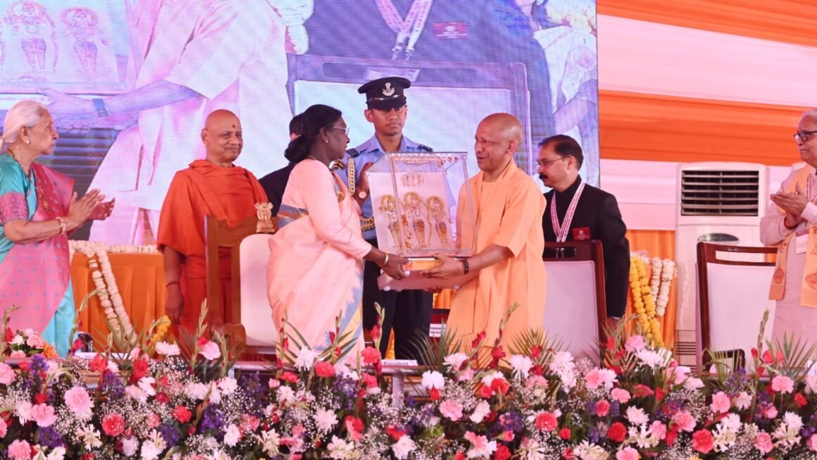 चैत्र नवरात्रि के पहले दिन रामनगरी में भव्य आयोजन, 250 कलाकारों की प्रस्तुति और वैदिक मंत्रोच्चार के बीच हुआ ऐतिहासिक अनुष्ठान