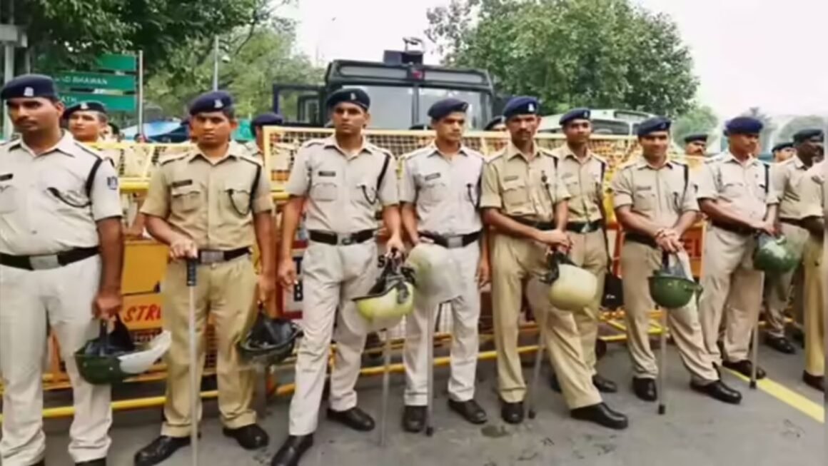 दिल्ली पर बड़े आतंकी हमले की साजिश नाकाम! ISI-अंडरवर्ल्ड नेटवर्क के 9 आरोपी गिरफ्तार, निशाने पर थे सुरक्षाकर्मी और अहम ठिकाने