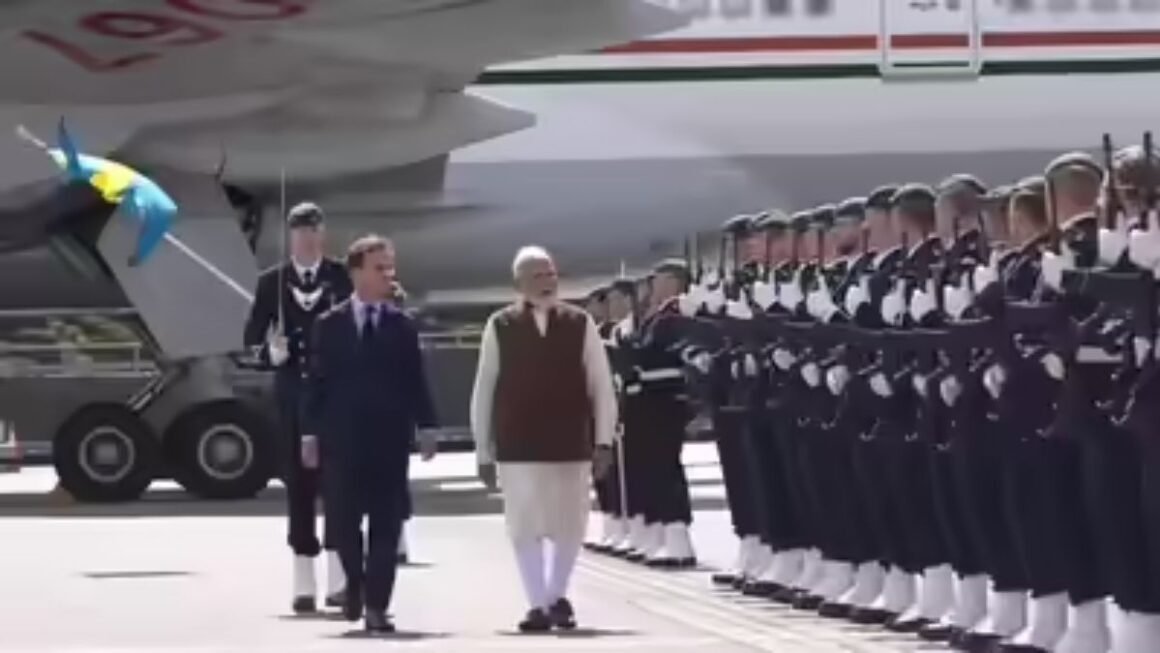स्वीडन पहुंचे PM मोदी, एयरपोर्ट पर हुआ भव्य स्वागत! AI, ग्रीन टेक और वोल्वो डील पर दुनिया की नजर