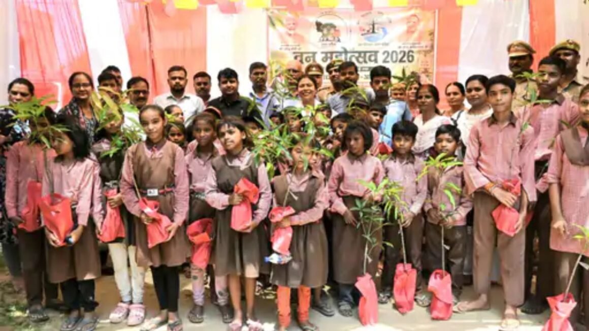 गोंडा में कमिश्नर ने बच्चों के साथ लगाए पीपल-बरगद के पौधे, वन महोत्सव में दिया बड़ा संदेश—’इनकी देखभाल बच्चों की तरह करें’
