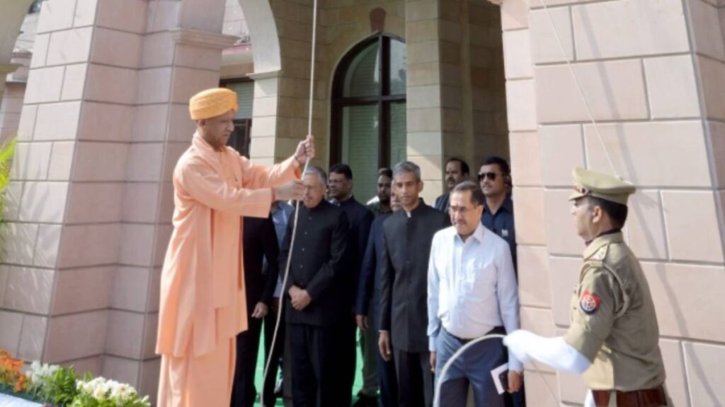 Independence Day 2026: विधानभवन में CM योगी ने फहराया तिरंगा, बोले- देश को बांटने वाली ताकतों से रहना होगा सावधान