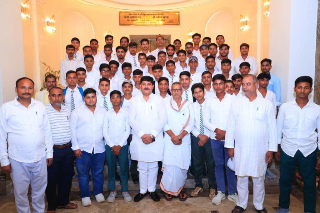 कर्नलगंज के विद्यार्थियों ने देखा विधानसभा का लोकतांत्रिक संसार, विधायक अजय सिंह के साथ लखनऊ चिड़ियाघर भी पहुंचे बच्चे